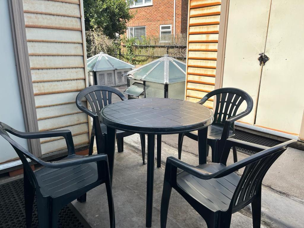 Lovely Near Gatwick Airport *