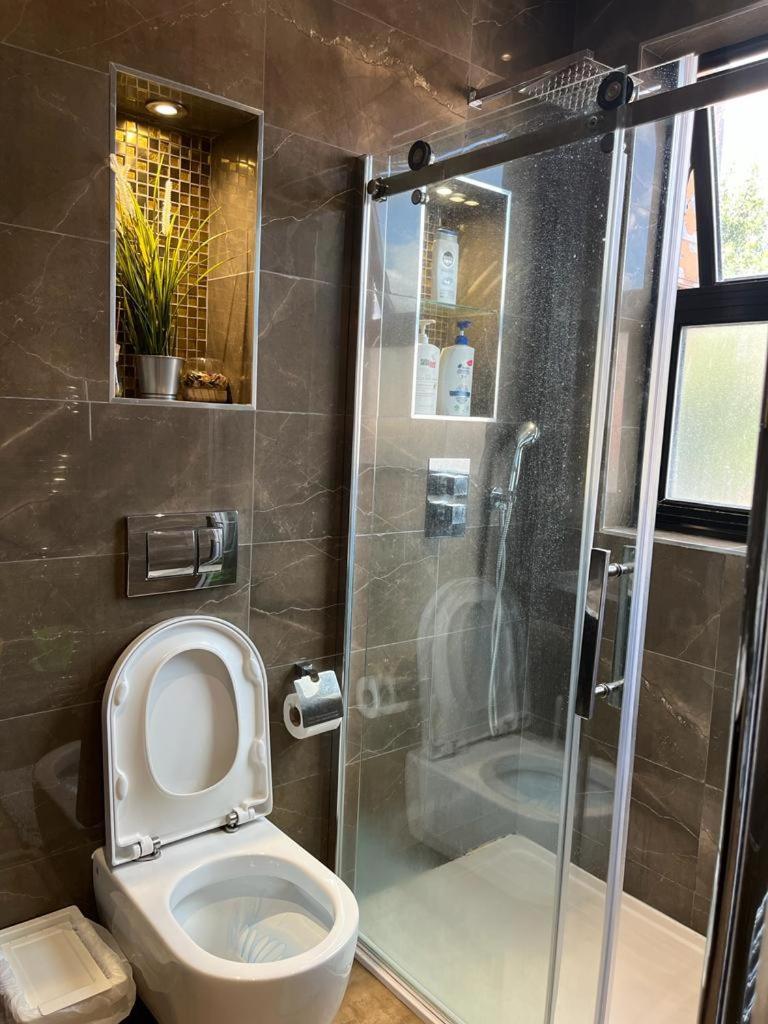 Lovely Near Gatwick Airport Apartment *