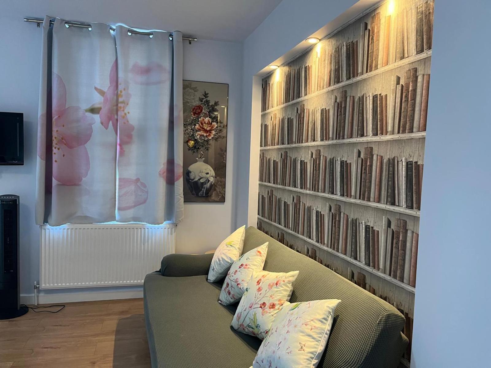 Lovely Near Gatwick Airport Apartment